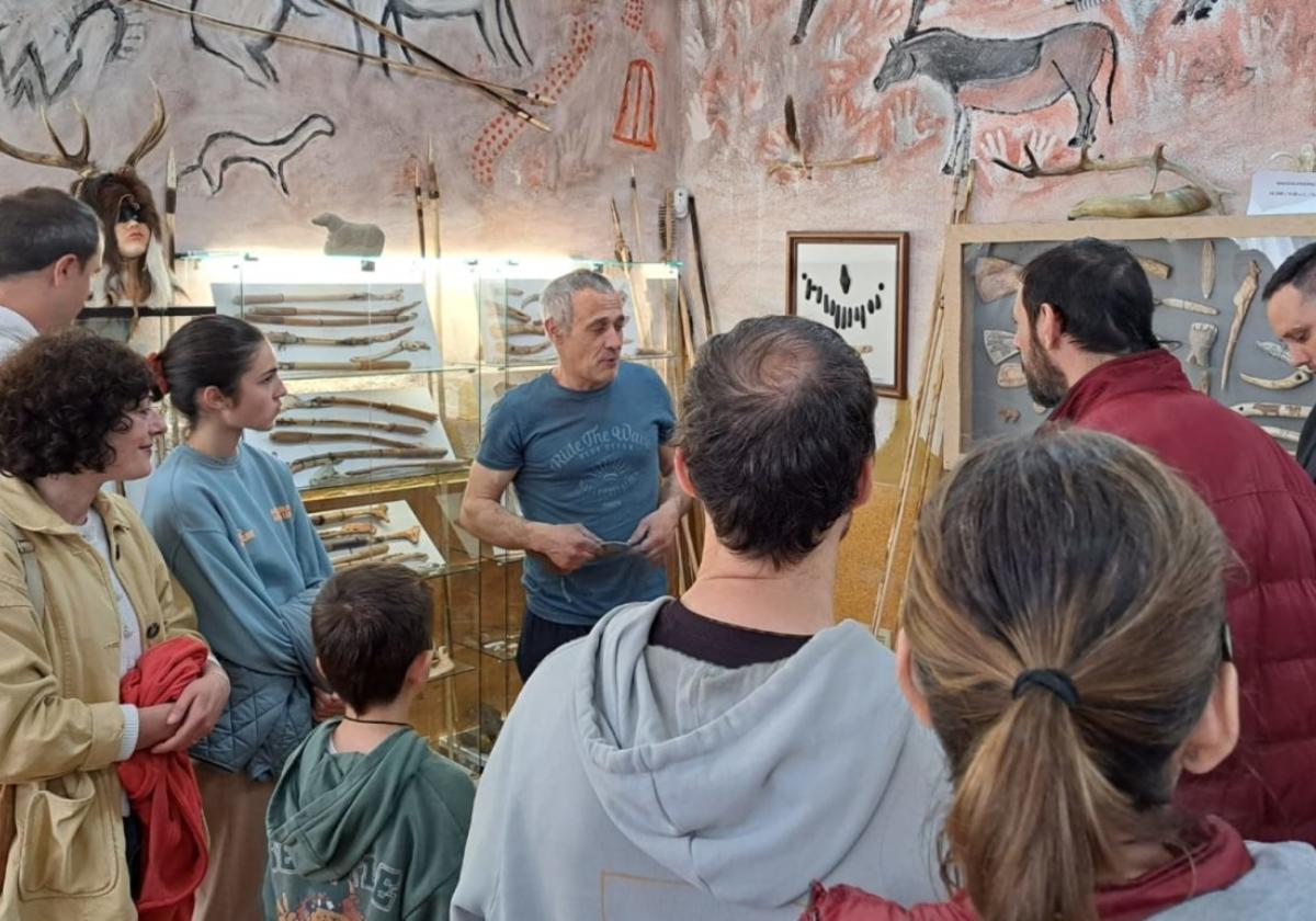 José Julián Márquez da explicaciones en una visita guiada del Museo de réplicas prehistóricas.