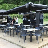 Vista de la terraza y la foodtruck que se instaló el verano del pasado año en Saturraran, con los baños portátiles al fondo.