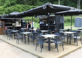 Vista de la terraza y la foodtruck que se instaló el verano del pasado año en Saturraran, con los baños portátiles al fondo.