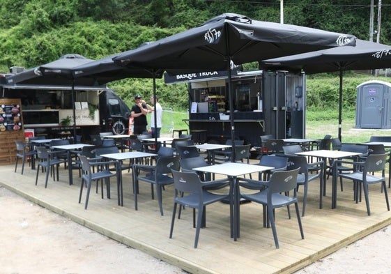 Vista de la terraza y la foodtruck que se instaló el verano del pasado año en Saturraran, con los baños portátiles al fondo.