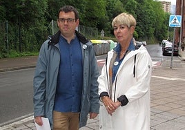 Los concejales Ander Garay y Amaia Ceciaga en la calle Zerrajera.