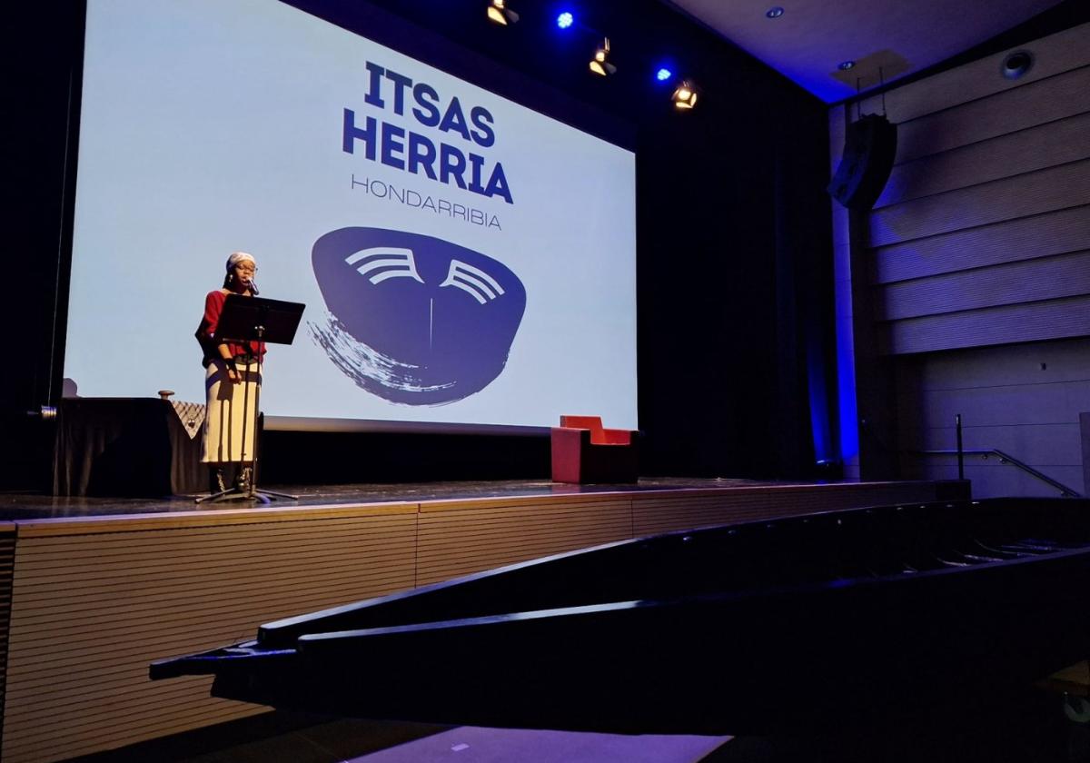 Actuación de Sunita Camblog el jueves en el auditorio, frente a la gabarra restaurada.