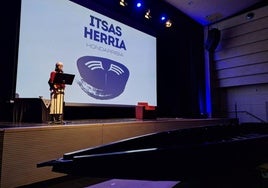 Actuación de Sunita Camblog el jueves en el auditorio, frente a la gabarra restaurada.