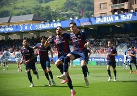 Antonio Puertas y José Corpas se abrazan tras convertir este último el penalti que el extemos almeriense forzó tras un pase del jienense.
