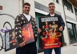 Jon Lukas y Xabi Zabaleta, con las dos versiones en castellano y euskera del cartel de la serie.