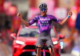 Luke Plapp celebra la victoria de la octava etapa del Giro de Italia.