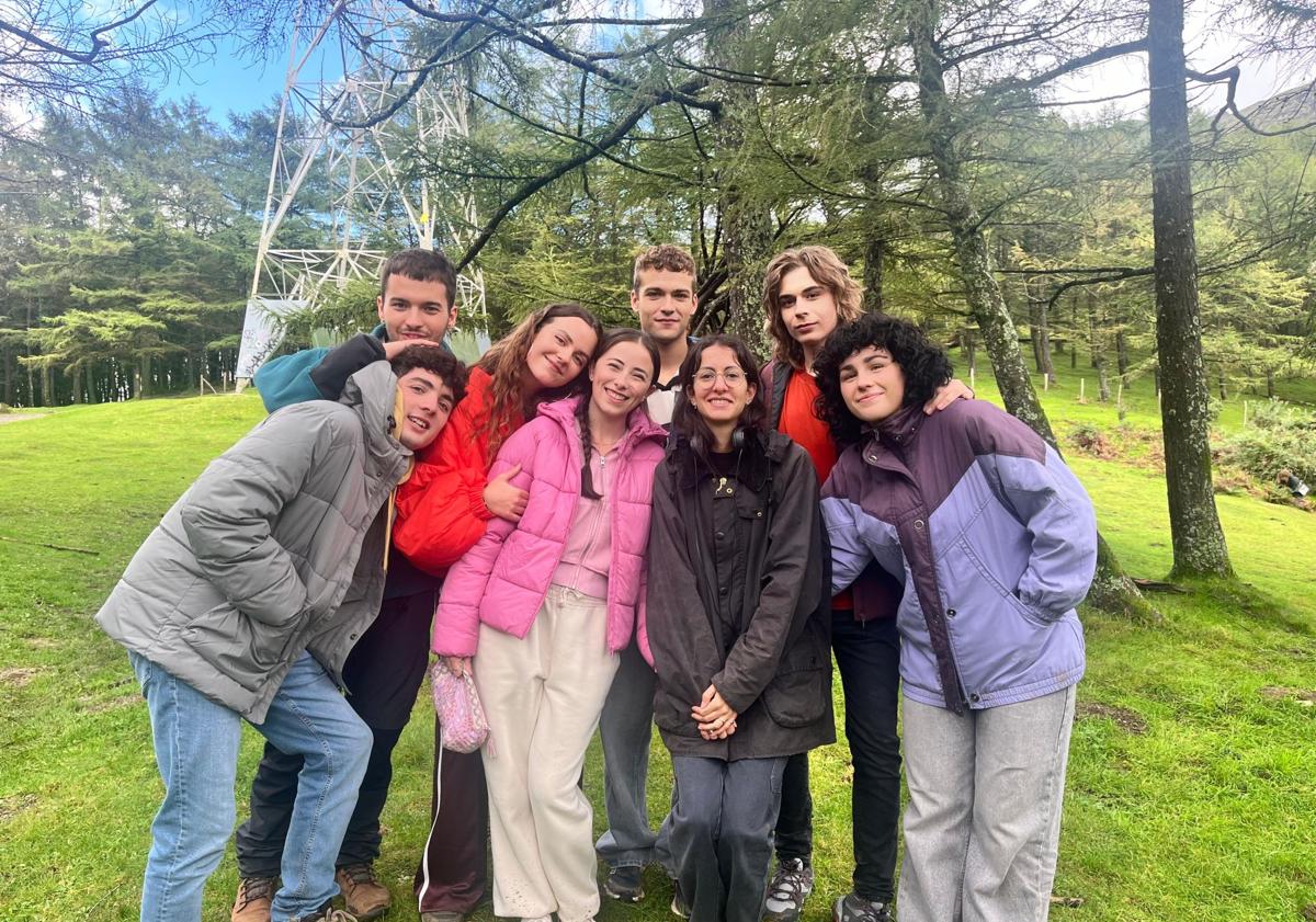 Imagen principal - En la primera imagen, la cuadrilla al completo con la directora. A continuación Gorka Otxoa durante el rodaje de la serie donde interpreta al padre del protagonista, y por último Itziar Atienzacomo Maite, la ertzaina que investiga la desaparición.