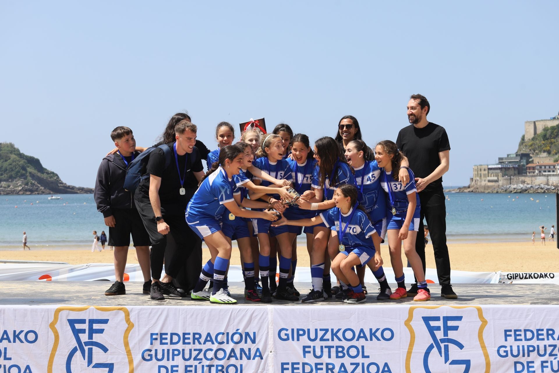 Gran ambiente en las finales del fútbol escolar en la playa de La Concha