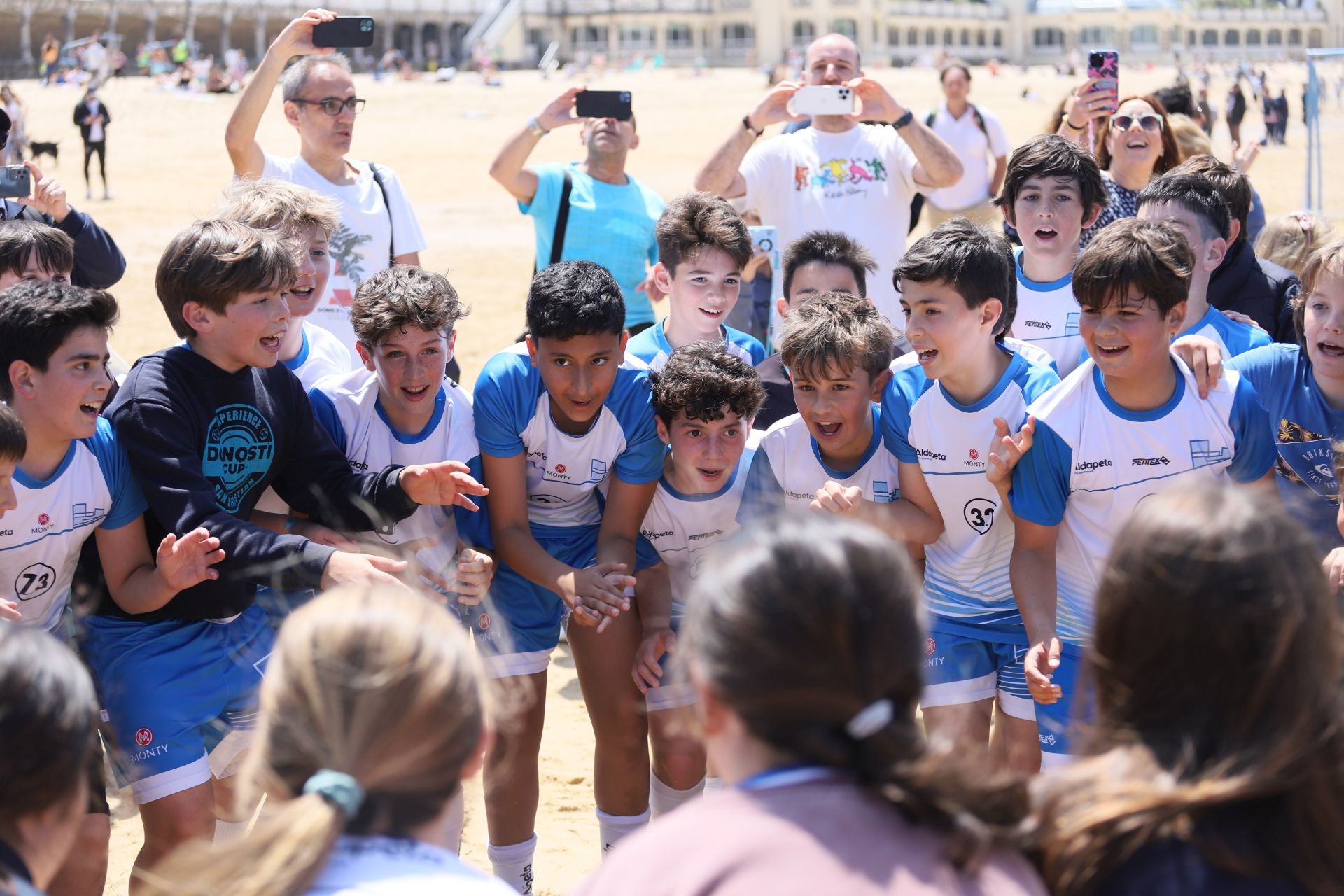 Gran ambiente en las finales del fútbol escolar en la playa de La Concha