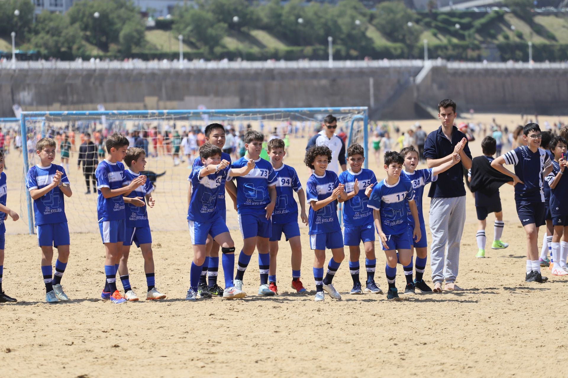 Gran ambiente en las finales del fútbol escolar en la playa de La Concha