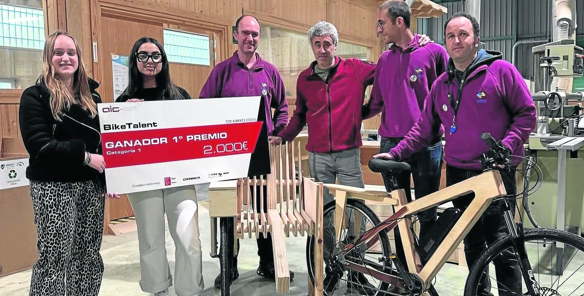 Izarraitz Lanbide Heziketako kideak Bike Talent saria jaso ostean, aurkeztutako proiektuarekin.