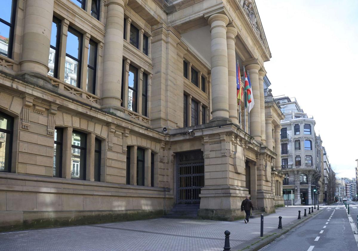 Piden cuatro años para un acusado de agredir sexualmente a su hija menor de edad en Donostia
