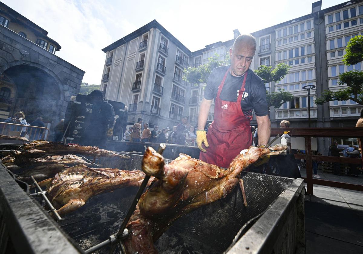 El cordero asado en burduntzi, durante varias horas a fuego lento y de carne tierna, hizo las delicias de los presentes.