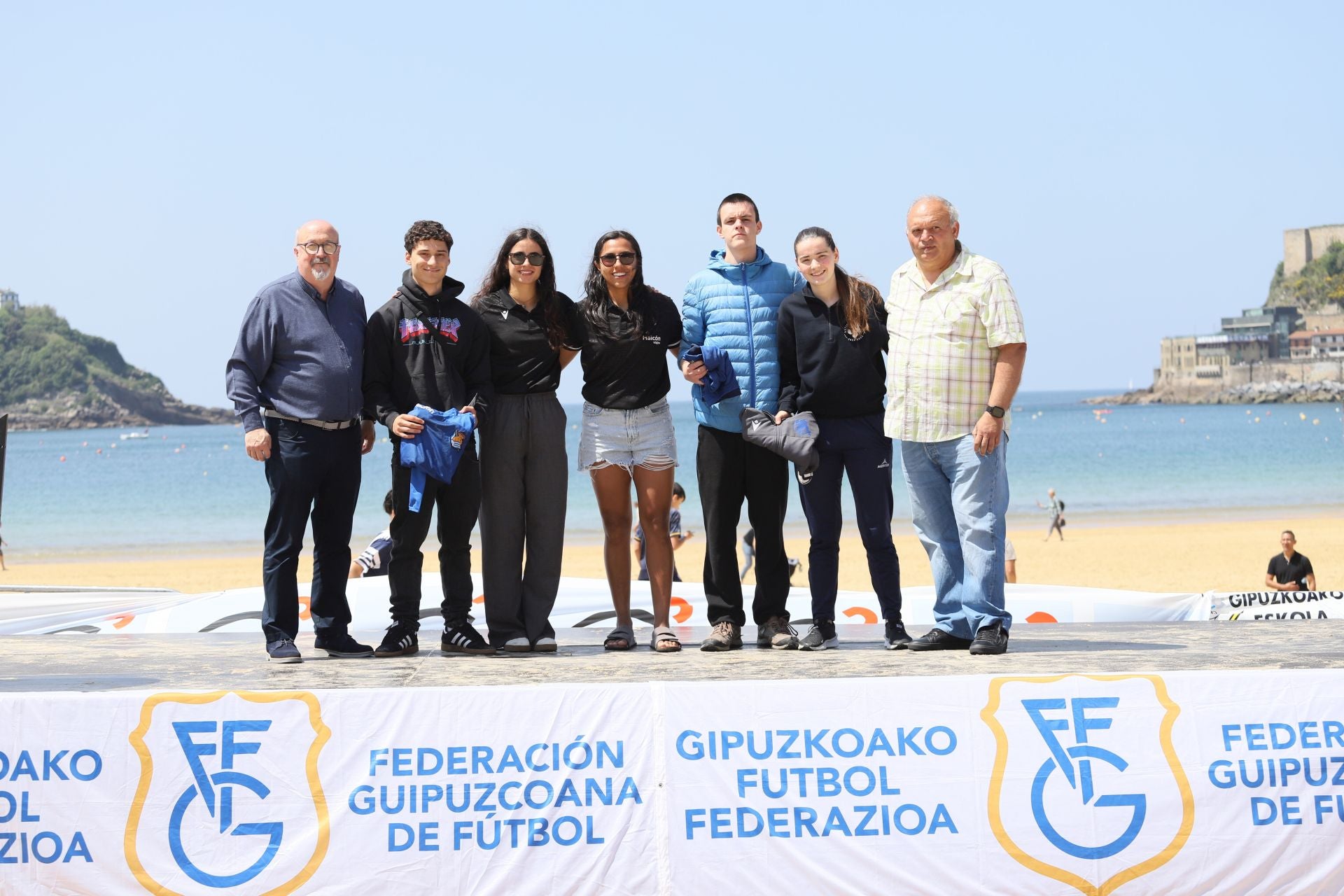 Gran ambiente en las finales del fútbol escolar en la playa de La Concha