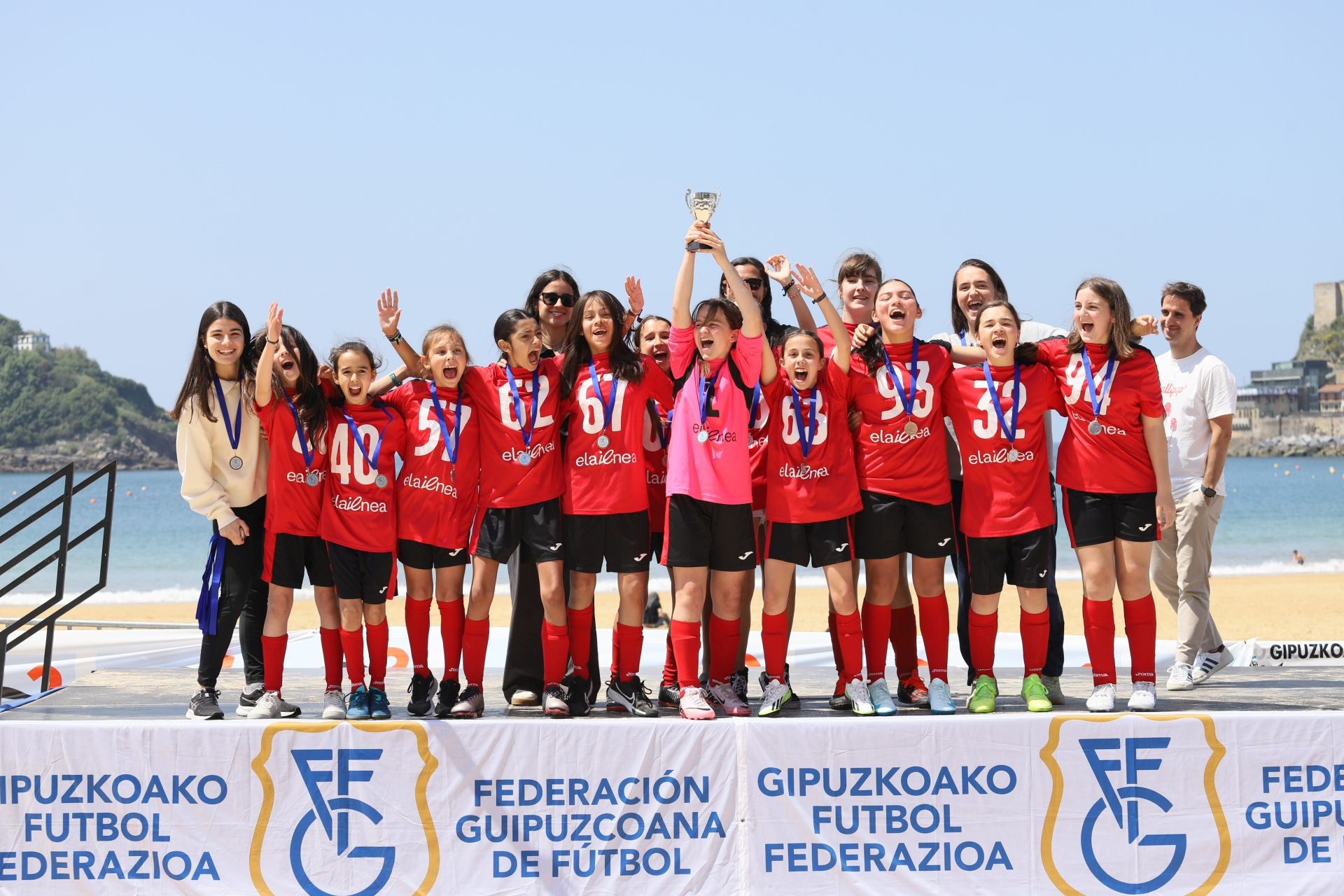 Gran ambiente en las finales del fútbol escolar en la playa de La Concha