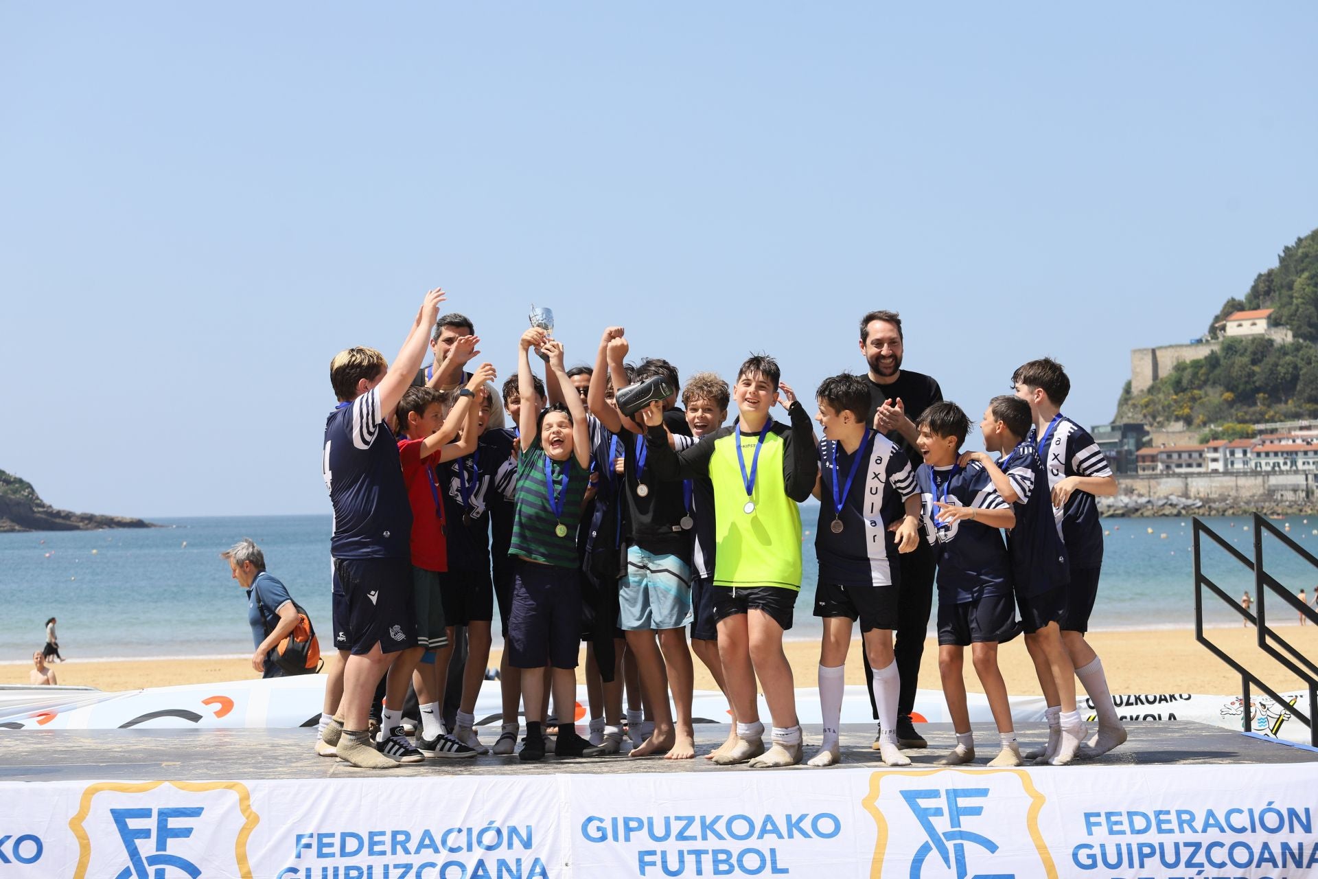 Gran ambiente en las finales del fútbol escolar en la playa de La Concha