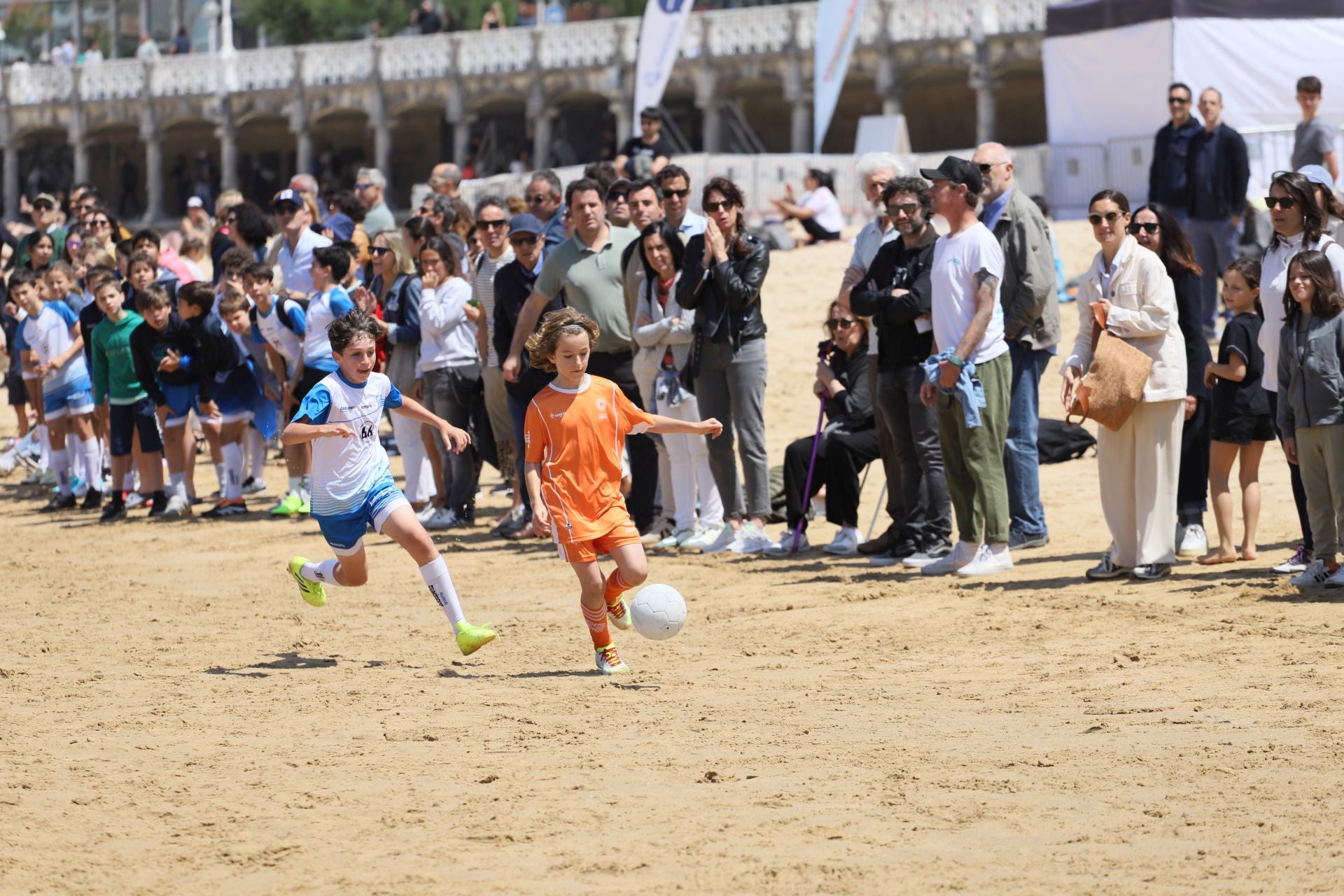 Gran ambiente en las finales del fútbol escolar en la playa de La Concha