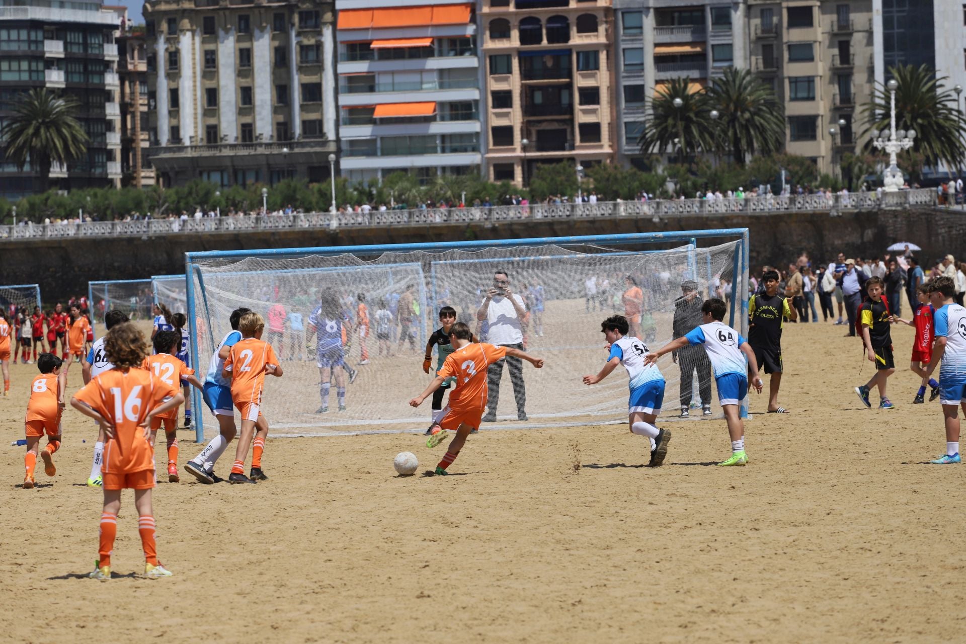 Gran ambiente en las finales del fútbol escolar en la playa de La Concha