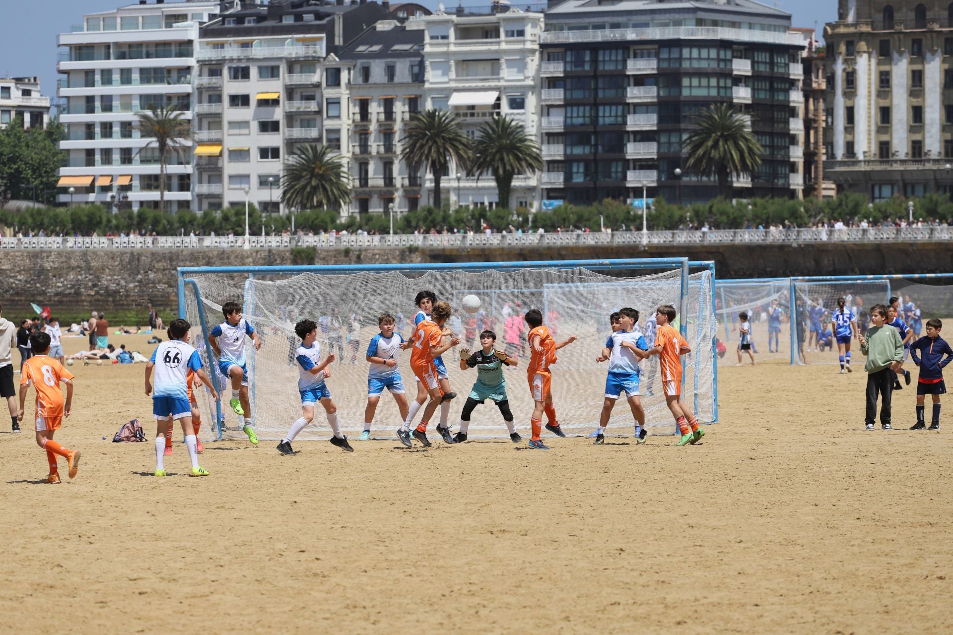 Gran ambiente en las finales del fútbol escolar en la playa de La Concha