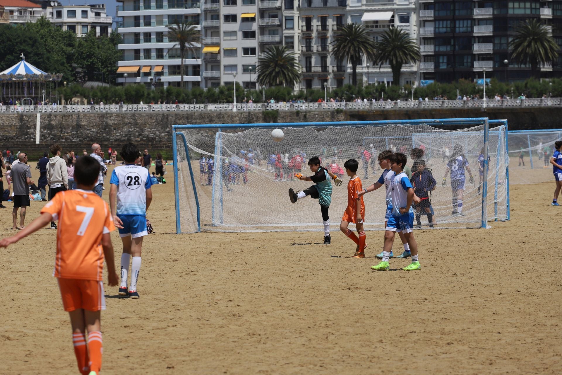 Gran ambiente en las finales del fútbol escolar en la playa de La Concha