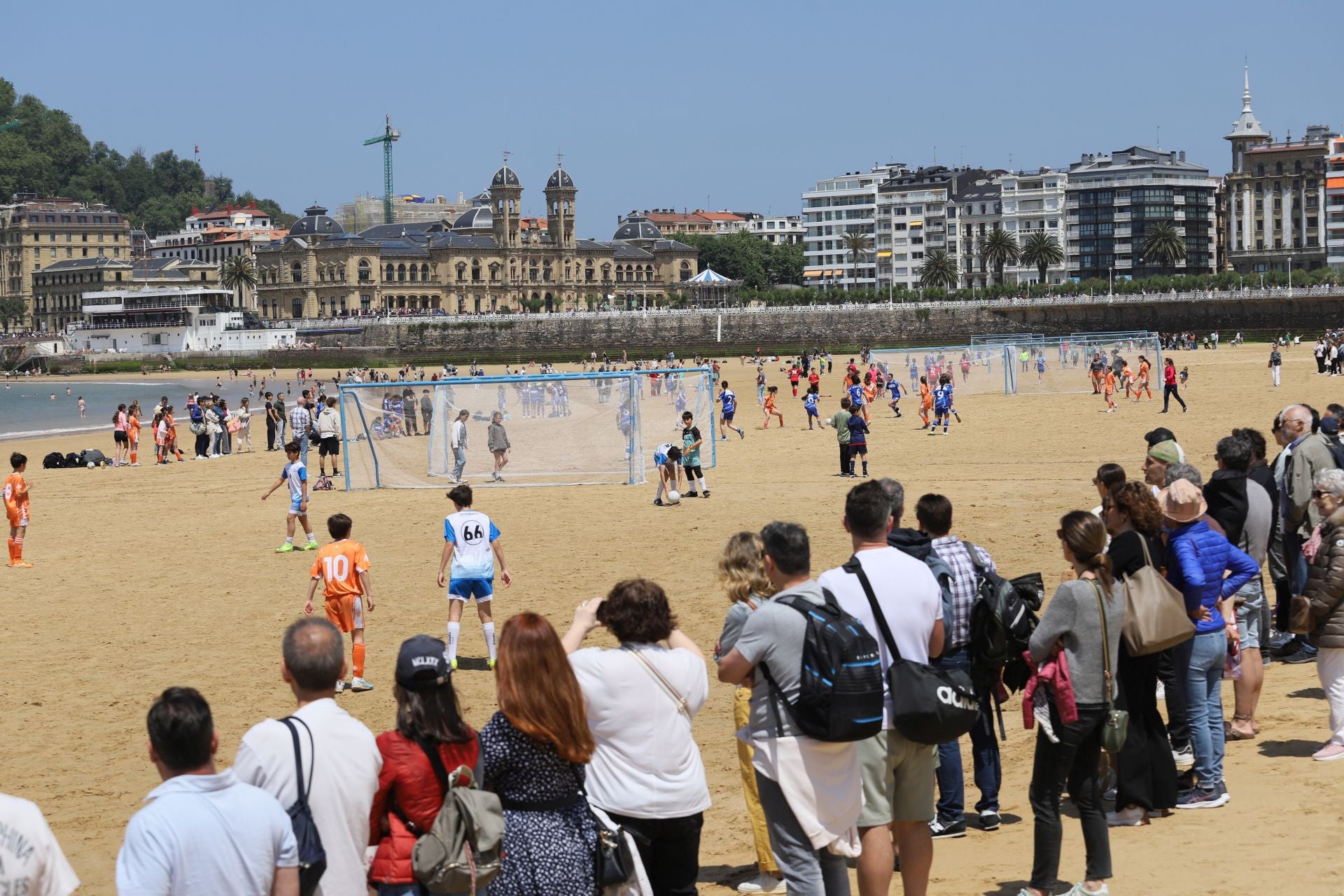 Gran ambiente en las finales del fútbol escolar en la playa de La Concha
