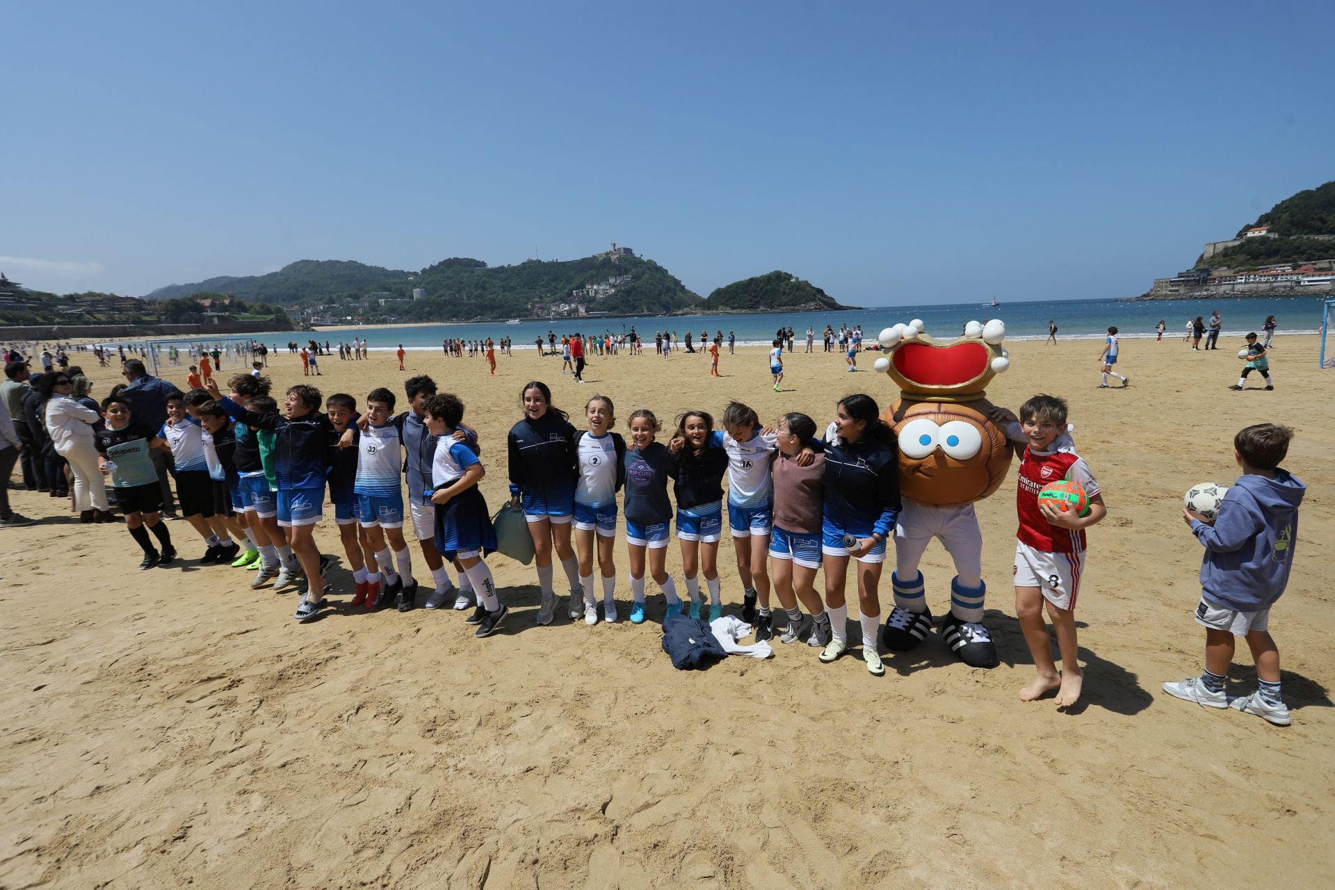 Gran ambiente en las finales del fútbol escolar en la playa de La Concha