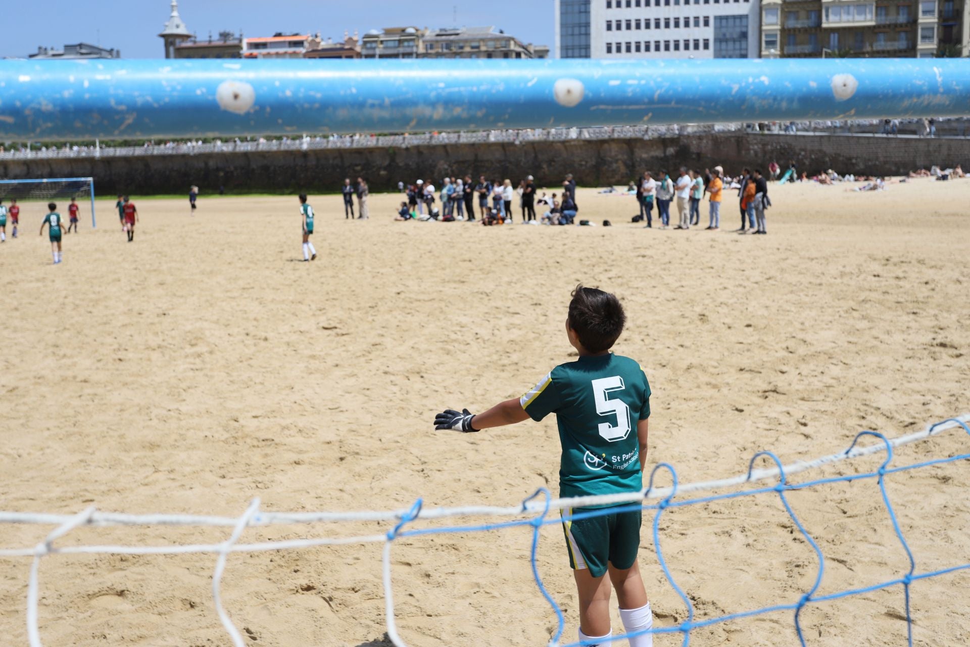 Gran ambiente en las finales del fútbol escolar en la playa de La Concha