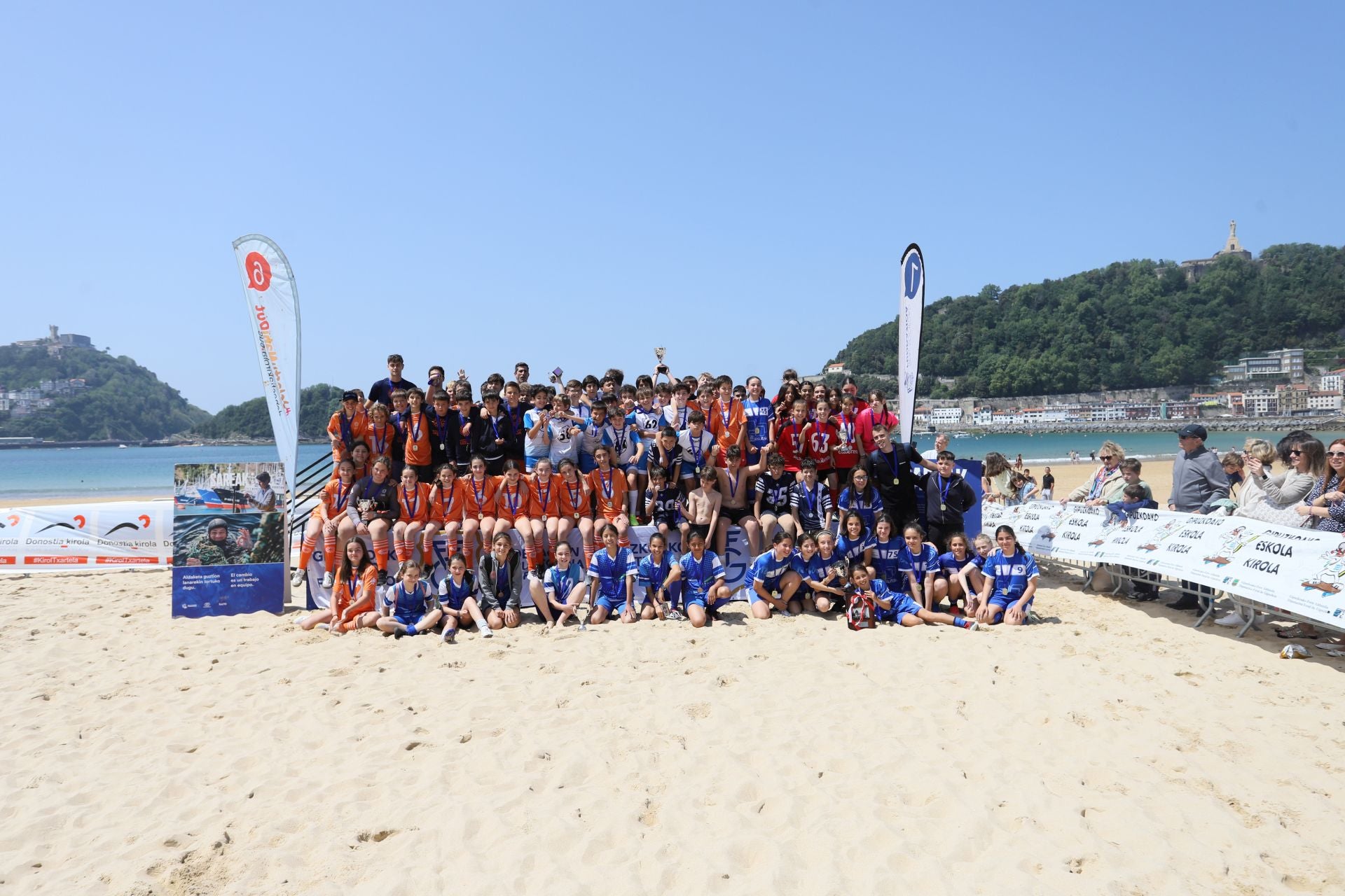Gran ambiente en las finales del fútbol escolar en la playa de La Concha