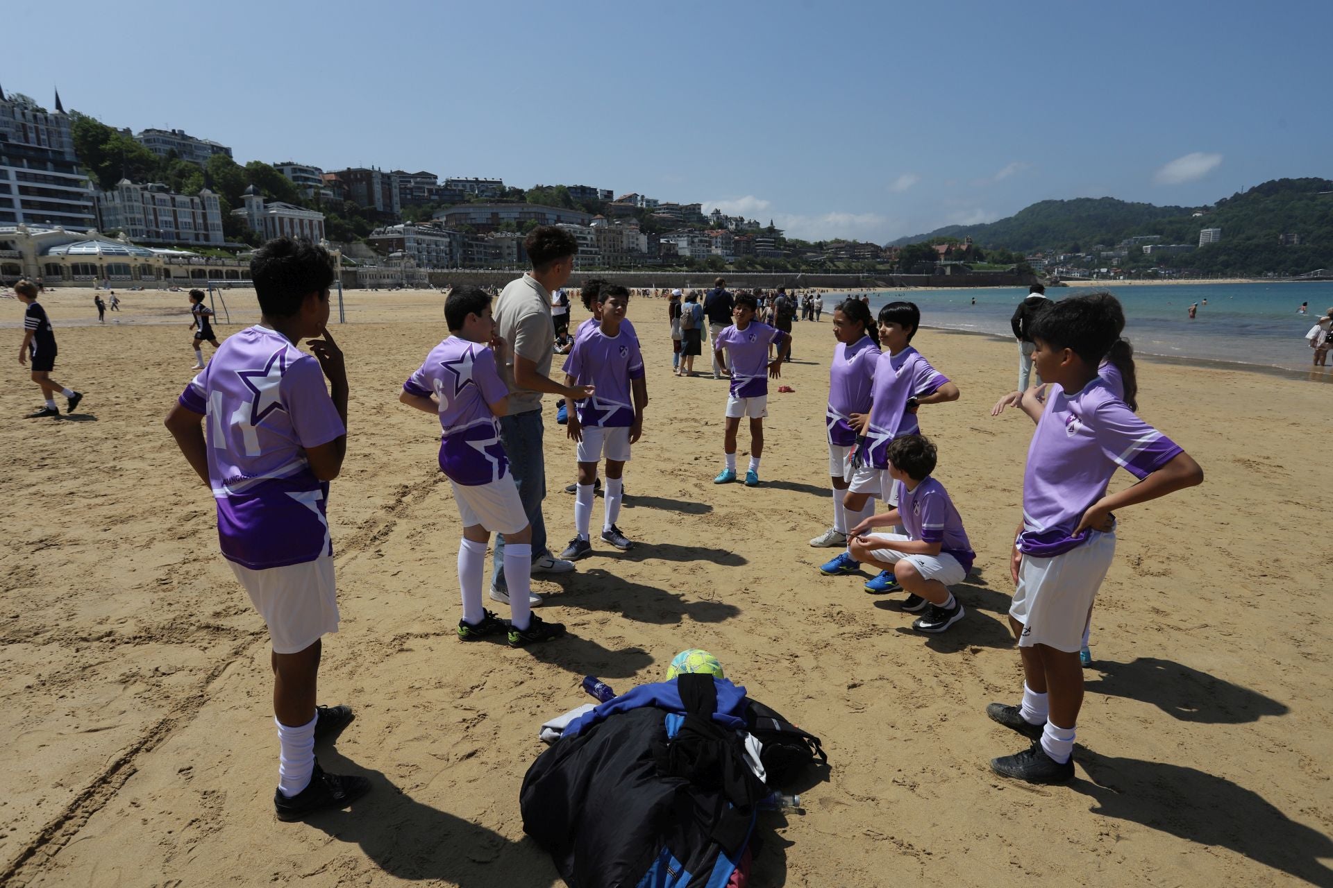 Gran ambiente en las finales del fútbol escolar en la playa de La Concha