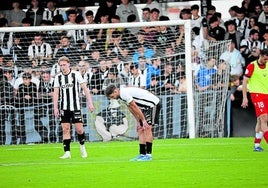 Los jugadores del Real Unión se lamentan al final del partido.