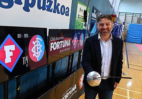 Guillermo posa entre pantallas, espada en mano, durante el Memorial Mertxe Uzal. En el Pío Baroja.