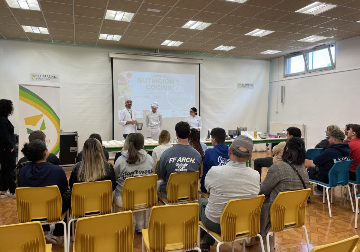 Los cocineros de Cebanc, durante un momento del taller.