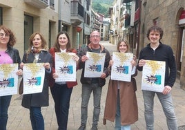 Lore Garciarena (Gertu Zumaia), Felicidad Olaizola (Murkil), Idoia Etxeberria (Gertu), Javier Prol (Murkil), Intza Unanue (Arkupe Orio) y Gorka Ameztoy (Murkil), en la presentación de 'Merkataritzaren Urrezko Astea' que arrancará este lunes y se prolongará hasta el día 25.