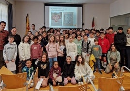 Imagen de los jóvenes y profesores de distintos centros escolares, acompañados por las autoridades locales durante la audiencia.