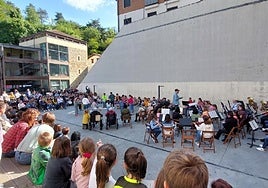 Belaunaldi ezberdinen iazko kontzertuaren une bat, Odieta frontoian.