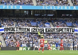 El cartel de «Anoetaren izena errespetatu» desplegado por Bultzada este domingo.