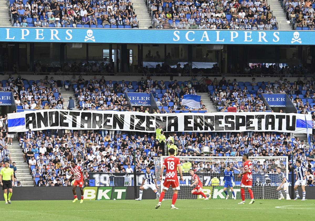 El cartel de «Anoetaren izena errespetatu» desplegado por Bultzada este domingo.