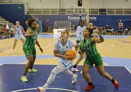 Lara González penetra a canasta en un partido europeo ante el Sepsi rumano.