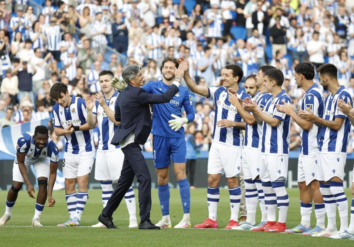 Imanol choca la mano de Oyarzabal en el homenaje que le tributaron antes del partido ante el Girona