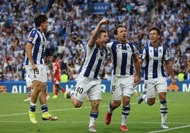 Mariezkurena, Oyarzabal y Zubimendi celebran un tanto.