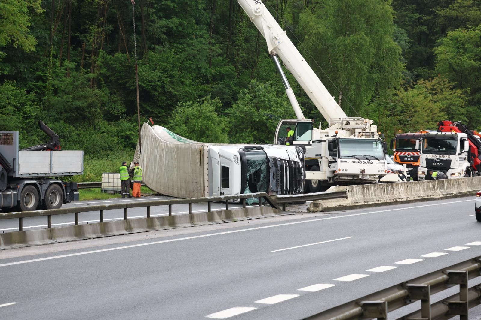 Largas colas en la N-I en Legorreta tras el accidente de un camión