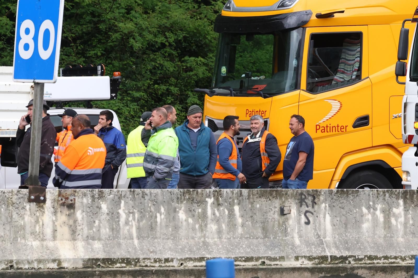 Largas colas en la N-I en Legorreta tras el accidente de un camión