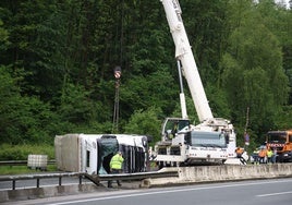 La grúa trabaja en la retirada del camión accidentado en la N-I.