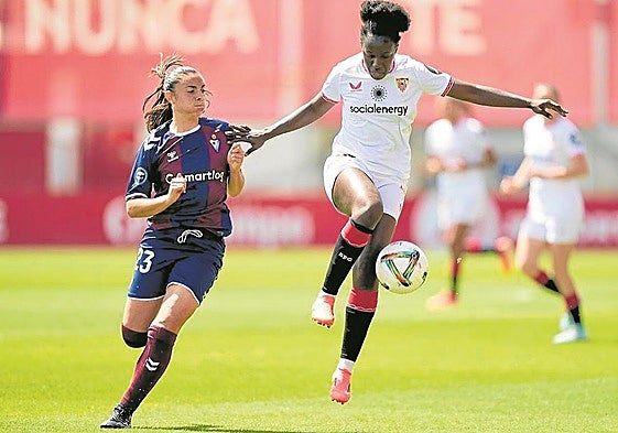 Eider presiona a una jugadora del Sevilla, ayer en el último partido de la temporada.