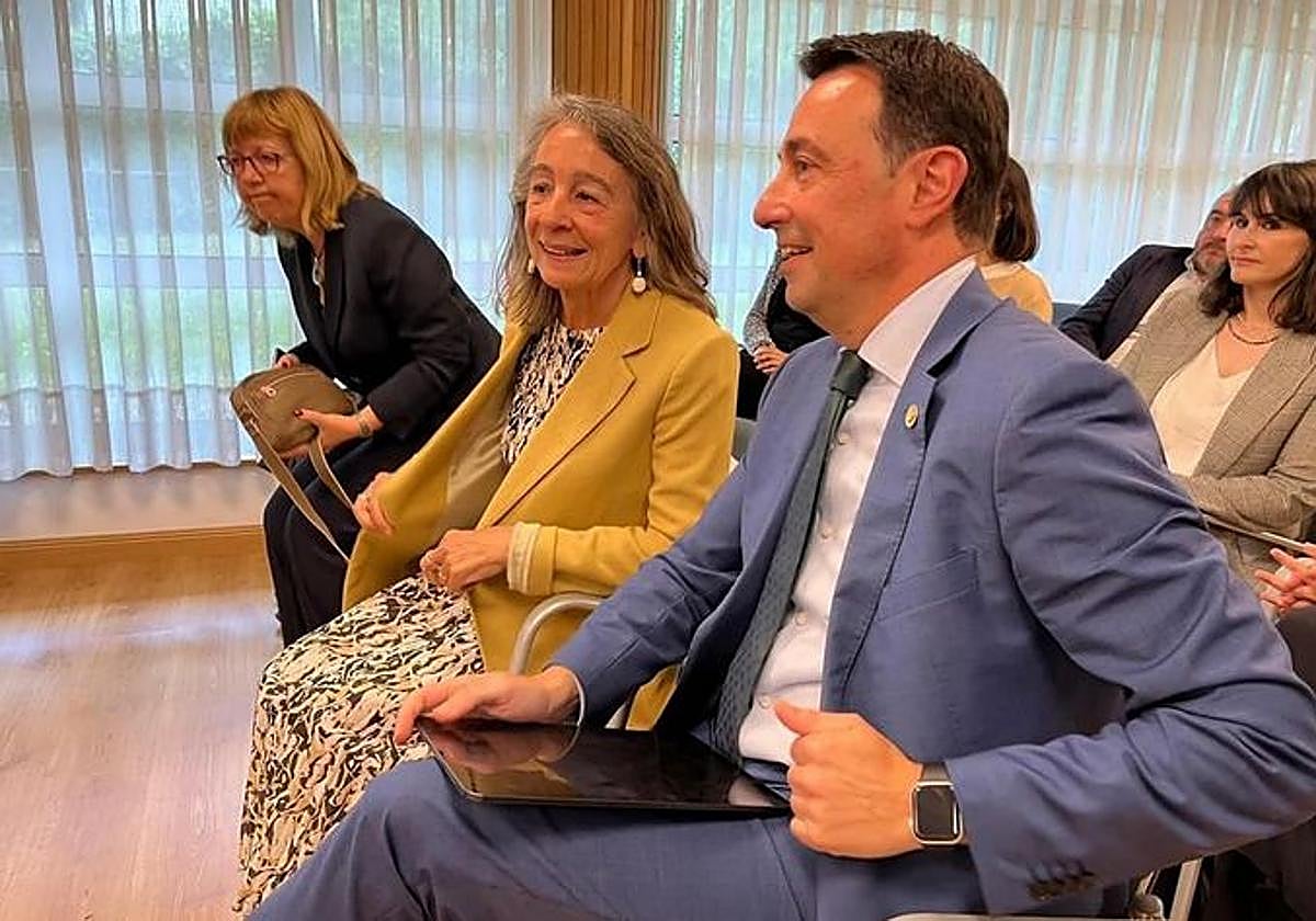 Marisol Garmendia y Mikel Torres, en una jornada sobre el Reglamento de Extranjería.