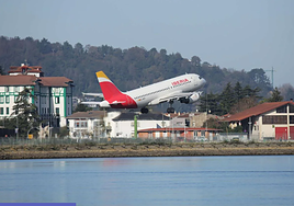 Un avión de Iberia despega desde Hondarribia
