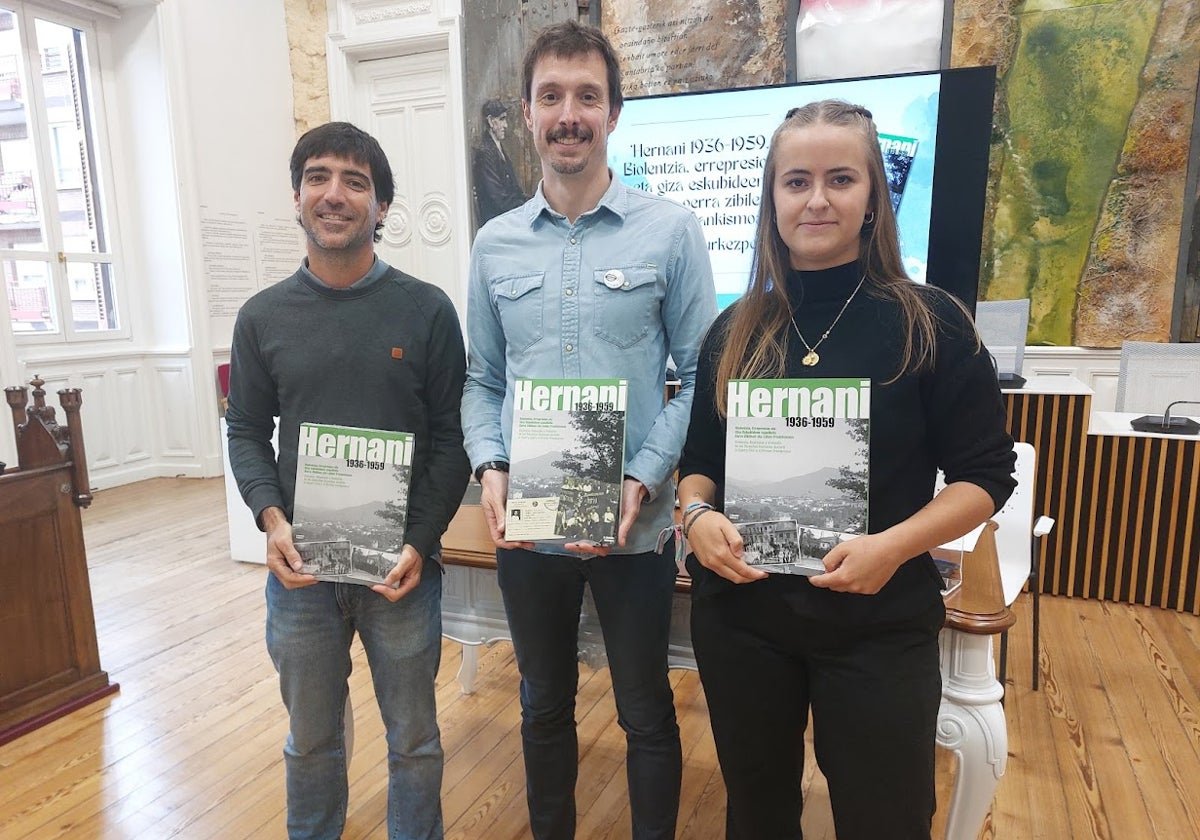 Javi Buces, Xabier Lertxundi e Irati Zuriarrain ayer en la presentación del libro.