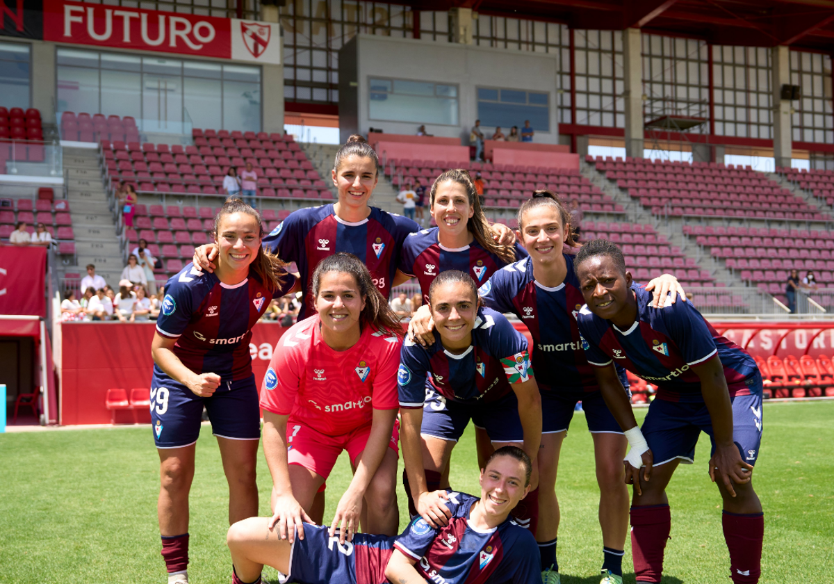 Las jugadoras posan n el campo del Sevilla