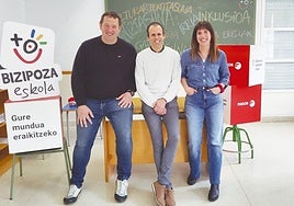 Joseba Labaka, Aritz Otxandiano y Leire Elizegi tras la firma.