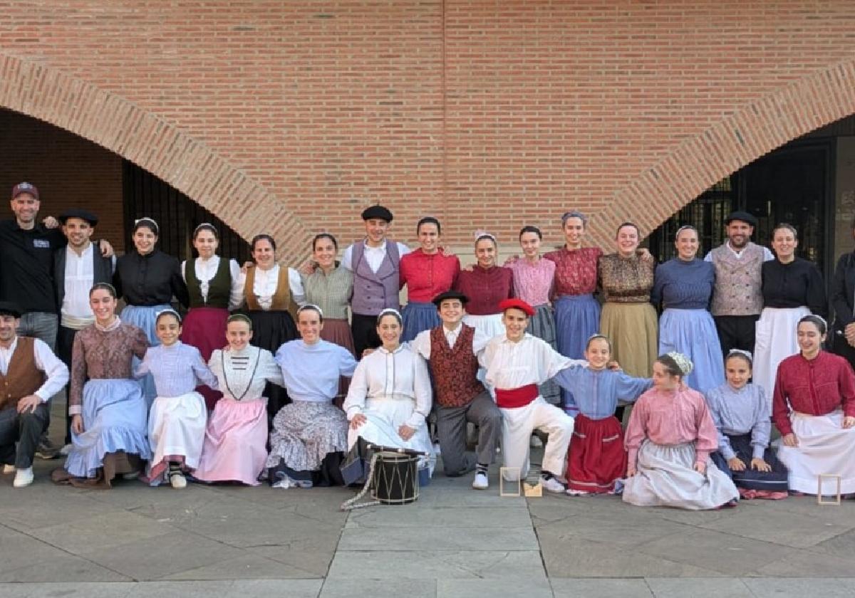 Dantzaris, txistularis y organizadores posan tras la finalización del campeonato.